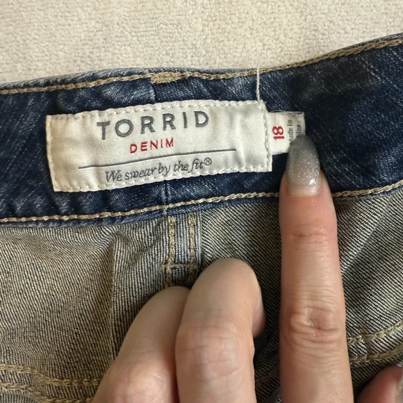 Torrid Plus Size Women's Dark Wash Cut Off Shorts - Picture 3 of 3